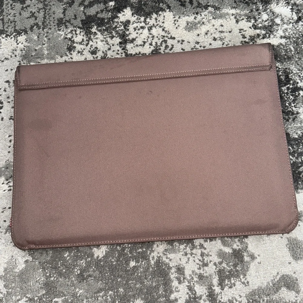Herschel 15 in soft laptop sleeve in light pink rose